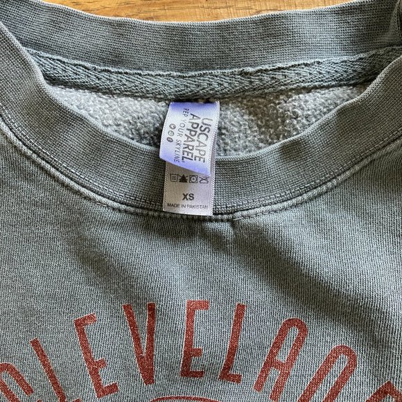 CLEVELAND WOMENS FLEECE CROPPED CREW SWEATSHIRT - Picture 3 of 4